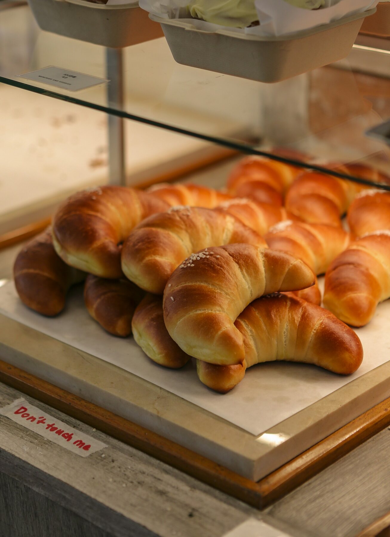 聖水洞カフェ通りのベーカリーに並ぶ焼きたてのパン